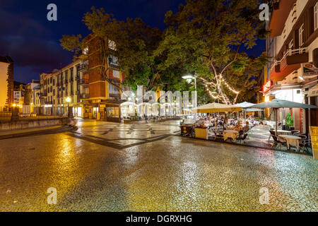 Des terrasses de cafés sur la rue Arriaga Av dans le quartier historique, Santa Luzia, Funchal, Madeira, Portugal Banque D'Images