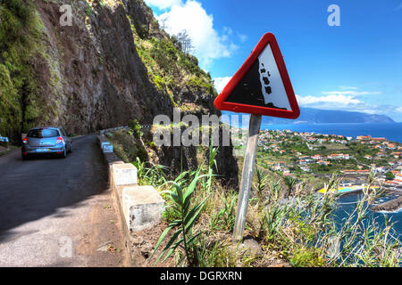 Panneau d'Avertissement, chute de rochers, sur la route le long des falaises de Ponta Delgada, Vicente, Boaventura, Madeira, Portugal Banque D'Images