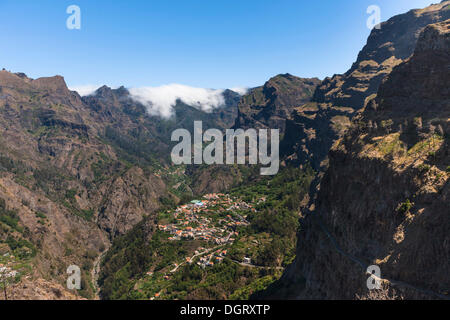 Village de Curral das Freiras dans les montagnes, Pico dos Barcelos avec ses gorges profondes, Curral das Freiras, Funchal, Madère Banque D'Images