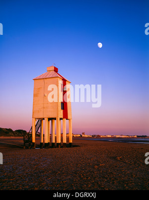 Le phare surplombant la baie de Bridgwater dans le chenal de Bristol à Burnham-on-Sea avec la Lune au-dessus. Le Somerset, Angleterre. Banque D'Images