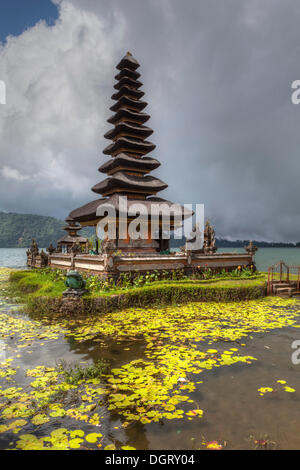 Pura Ulun Danu Bratan temple avec une pagode, l'hindouisme balinais Balinais, le lac Bratan, Banjar Candikuning Dua, Bali, Bedugul Banque D'Images