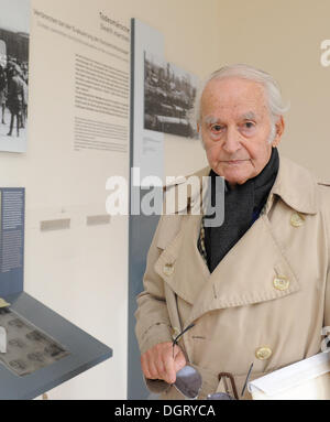 Oranienburg, Allemagne. 25 octobre, 2013. Ancien prisonnier du camp de concentration Henry Schwarzbaum, qui a été envoyée à Ausschwitz de Sachsenhausen et a survécu à la mort des marches, se trouve dans l'ancienne Inspection générale des camps de concentration (IKL) au Camp de concentration de Sachsenhausen à Oranienburg, Allemagne, 25 octobre 2013. Le dimanche, une exposition, qui montre comment les camps de concentration ont été gérés de manière bureaucratique, s'ouvre dans l'immeuble qui abrite le bureau de l'impôt et le siège de la Fondation des monuments de Brandebourg. Photo : BERND SETTNIK/dpa/Alamy Live News Banque D'Images