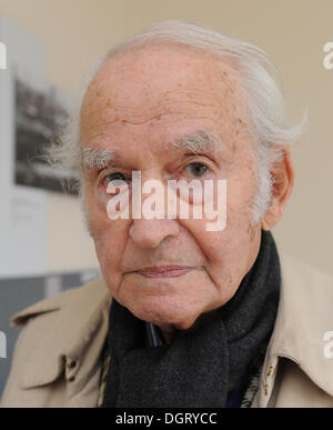 Oranienburg, Allemagne. 25 octobre, 2013. Ancien prisonnier du camp de concentration Henry Schwarzbaum, qui a été envoyée à Ausschwitz de Sachsenhausen et a survécu à la mort des marches, se trouve dans l'ancienne Inspection générale des camps de concentration (IKL) au Camp de concentration de Sachsenhausen à Oranienburg, Allemagne, 25 octobre 2013. Le dimanche, une exposition, qui montre comment les camps de concentration ont été gérés de manière bureaucratique, s'ouvre dans l'immeuble qui abrite le bureau de l'impôt et le siège de la Fondation des monuments de Brandebourg. Photo : BERND SETTNIK/dpa/Alamy Live News Banque D'Images