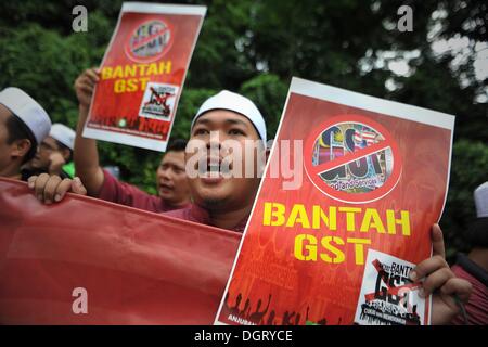 Kuala Lumpur, Malaisie, . 25 octobre, 2013. Une manifestante crier des slogans au cours d'une manifestation qui se rassemble en face de la Maison du Parlement à Kuala Lumpur, Malaisie, le 25 octobre, 2013.La Malaisie va enfin mettre en œuvre le retard de biens et services (TPS) à 6  % début avril 2015, pendant le premier ministre Datuk Seri Najib Razak a annoncé le Budget 2014.Photo : Firdaus Latif/NurPhoto : Crédit Firdaus/NurPhoto ZUMAPRESS.com/Alamy Latif/Live News Banque D'Images