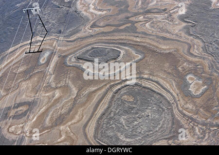Vue aérienne, poteau, poteau télégraphique avec les structures en terre qui ont été formées par des lavages aqueux et géothermiques, les pressions Banque D'Images