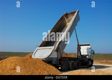 Dump Truck camion de déménagement de la terre ou du sable afin d'offrir un grand site en construction Banque D'Images