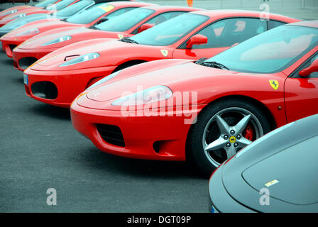 Ferrari voitures dans un parking, Misano World Circuit, l'Italie, l'Europe Banque D'Images