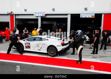 Lamborghini Gallardo, conduit par Marc A. Hayek et Peter Kox dans la voie des stands à l'Adria Raceway, Italie, Europe Banque D'Images