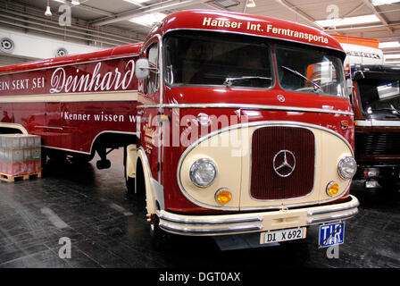 Mercedes Benz Oldtimer camion avec remorque Deinhard, IAA Nutzfahrzeug commercial vehicle show, Hanovre, Basse-Saxe Banque D'Images