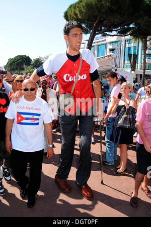 Sultan Kosen, détenteur du record mondial Guinness comme étant le plus grand hommes vivants, 246,5 cm, Cannes, France, Europe Banque D'Images