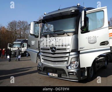 Poids lourd, le nouveau Actros truck, un véhicule commercial, présenté par la filiale de Mercedes à Regensburg, Bavière Banque D'Images