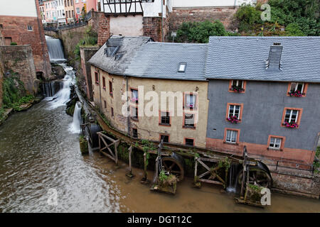 Un moulin avec 3 roues de moulin sur la rivière Leukbach, Saarburg, Rhénanie-Palatinat Banque D'Images