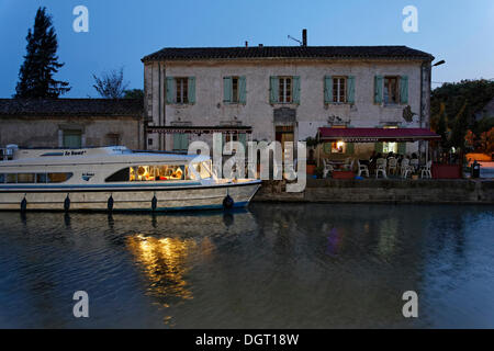 Canal du Midi à Bram, restaurant avec pier, Carcassonne, Languedoc-Roussillon, Aude, France, Europe Banque D'Images