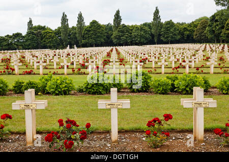 Cimetière de guerre national français de Notre-Dame de Lorette, avec plus de 40 000 tombes de la Première Guerre mondiale, Ablain-Saint-Nazaire, Arras Banque D'Images