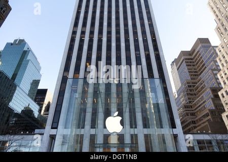 New York - l'ordinateur Apple store rénové cube de verre sur la 5e Avenue à New York, le 9 janvier, 2012 Banque D'Images