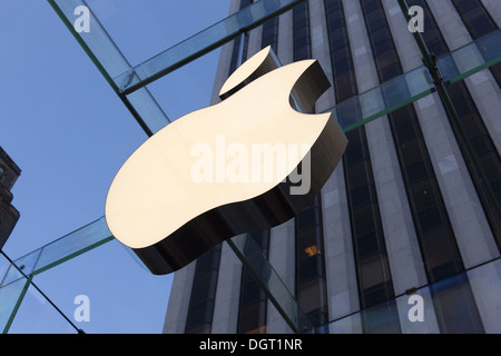 New York - l'ordinateur Apple store rénové cube de verre sur la 5e Avenue à New York, le 9 janvier, 2012 Banque D'Images