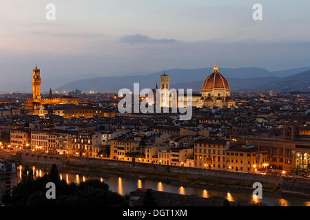 Soirée sur le Piazzale Michelangolo, surplombant la vieille ville avec la cathédrale et le Palazzo Vecchio, Florence Banque D'Images