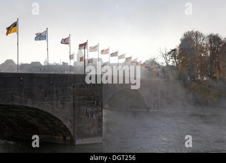 Rheinbruecke bridge und Rheinfelden AG dans la brume matinale, Rheinfelden - Baden, Bade-Wurtemberg Banque D'Images