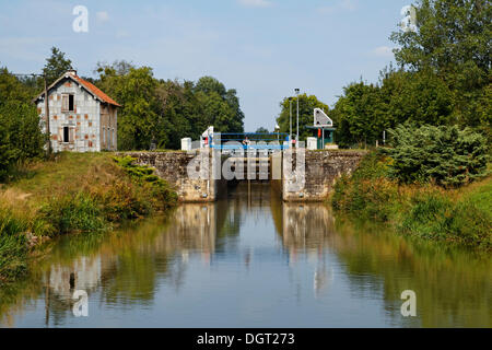 Éclusiers abandonnées à la chambre de verrouillage automatique maintenant, Canal des Vosges, anciennement Canal de l'Est, Corre, Vesoul, Haute-Saône Banque D'Images