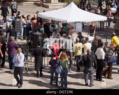 Jérusalem, Israël. 25 octobre, 2013. Les militants en faveur de la paix s'engager dans une négociation de paix israélo-palestinien dans une simulation le plus animé de la ville plazas dans une tentative de prouver les habitants des deux nations peut réaliser ce que les politiciens ne peuvent pas. Credit : Alon Nir/ZUMAPRESS.com/Alamy Live News Banque D'Images