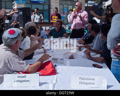 Jérusalem, Israël. 25 octobre, 2013. Les militants en faveur de la paix s'engager dans une négociation de paix israélo-palestinien dans une simulation le plus animé de la ville plazas dans une tentative de prouver les habitants des deux nations peut réaliser ce que les politiciens ne peuvent pas. Credit : Alon Nir/ZUMAPRESS.com/Alamy Live News Banque D'Images