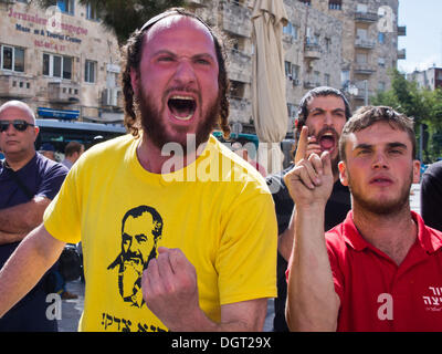 Jérusalem, Israël. 25 octobre, 2013. L'aile droite, Juifs, religieux, des manifestants, tauntingly jaune portant des T-shirts avec le portrait de la fin du rabbin Meir Kahane, tenter de perturber une simulation de négociation de la paix promouvoir une issue pacifique au conflit israélo-palestinien. Credit : Alon Nir/ZUMAPRESS.com/Alamy Live News Banque D'Images