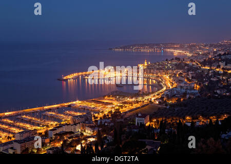 Port et la baie de Menton à l'heure bleue, Menton, Côte d'Azur, Alpes-Maritimes, Provence-Alpes-Côte d'Azur, France Banque D'Images