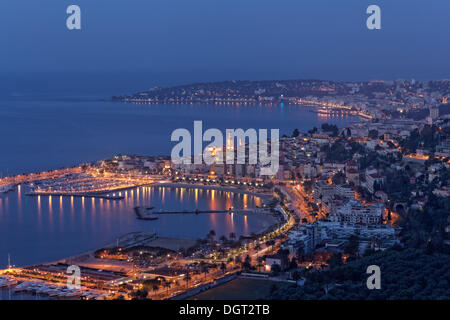 Port et la baie de Menton à l'heure bleue, Menton, Côte d'Azur, Alpes-Maritimes, Provence-Alpes-Côte d'Azur, France Banque D'Images