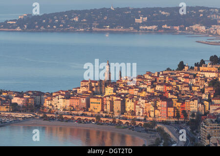 Centre historique de la ville et la baie de Menton dans la lumière du matin, Menton, Côte d'Azur, Alpes-Maritimes Banque D'Images
