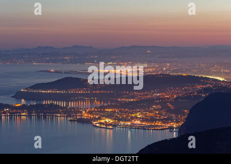 Voir à partir de la tête de chien sur la Côte d'Azur près de Villefranche-sur-Mer et Saint-Jean-Cap-Ferat, Nice à l'arrière, dans le Banque D'Images