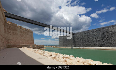 Le Fort Saint-Jean avec un pont de liaison pour le MuCEM 2013, Musée des civilisations de l'Europe et de la Méditerranée, Musée Banque D'Images
