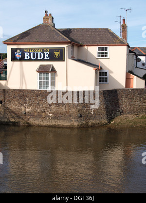 Bienvenue à Bude signe sur une maison au bord de la ville à côté de la rivière Neet, Bude, Cornwall, UK Banque D'Images