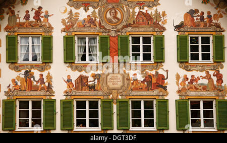 Lueftl Malerei, peinture murale traditionnelle sur le côté de Hänsel und Gretel house, Oberammergau, Haute-Bavière Banque D'Images