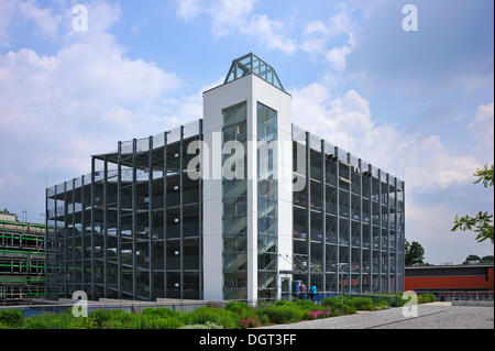 Bâtiment moderne de plusieurs étages de parking à 'Neue Hautklinik' hôpital, Erlangen, Middle Franconia, Bavaria Banque D'Images