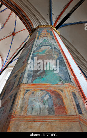 Fresque sur un pilier de la nef, l'église de Sankt Nikolai, Église Saint Nicolas, de style gothique en brique Banque D'Images