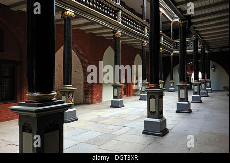 Passage nord-sud à travers la galerie marchande et à l'Hôtel de Ville, 18e siècle, du Vieux Marché, Stralsund Banque D'Images