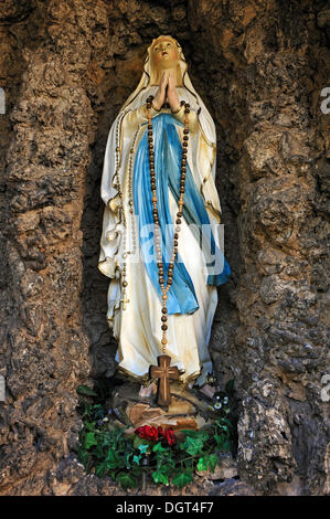 Statue de la Vierge Marie dans une grotte de l'église paroissiale de Saint Kunigund, place du marché, de Blitzingen, Moyenne-franconie Banque D'Images