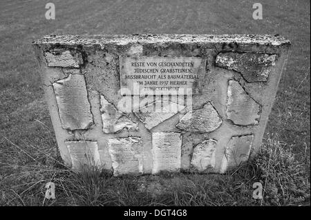 Pierre commémorative de 1993 sur le deuxième cimetière juif, à partir de 1834-1897, les profanations à l'époque nazie ont conduit à ce cimetière Banque D'Images