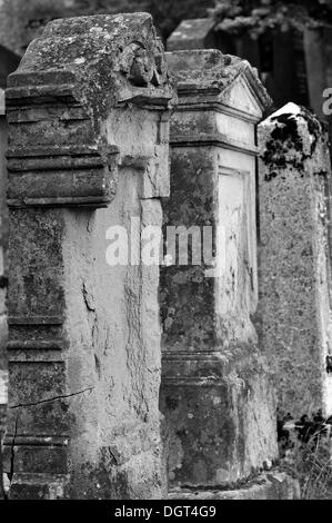 Pierres tombales altérés sur le troisième cimetière juif de 1897, Basel, Middle Franconia, Bavaria Banque D'Images