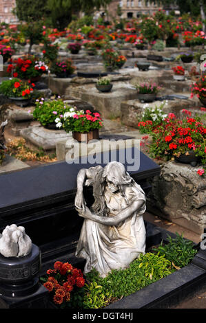 Sculpture d'un endeuillé à un sarcophage devant d'autres tombes avec fleurs, St. John's Cemetery, Nuremberg, Moyenne-franconie Banque D'Images