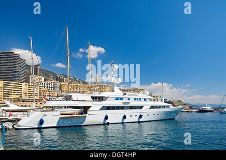 Yachts de luxe amarrés dans le port de Monte Carlo à Monaco sur la Côte d'Azur Banque D'Images