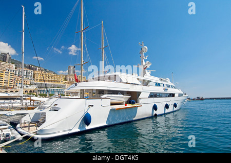 Yachts de luxe amarrés dans le port de Monte Carlo à Monaco sur la Côte d'Azur Banque D'Images