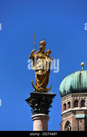 Colonne d'Mariensaeule contre un ciel bleu, un clocher d'église Frauenkirche à l'arrière, la place Marienplatz, Munich, Bavière Banque D'Images
