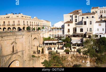 Puente Nuevo, nouveau pont, et bâtiments historiques Ronda Espagne Banque D'Images