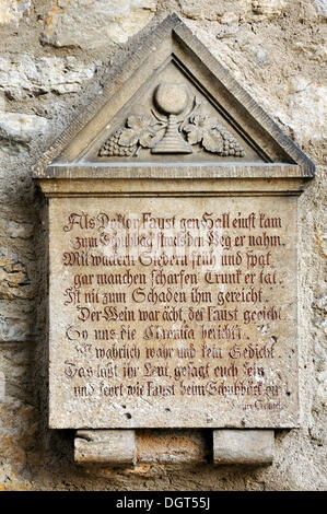 Ancienne plaque de pierre, 17e siècle, avec des lignes sur le Docteur Faustus sur sa visite de l'ancien 'Schuback' inn, Schwaebisch Hall Banque D'Images