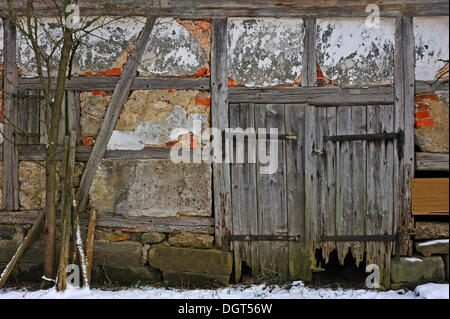 D'une vieille porte pourrie grange du bois, Benzendorf, Middle Franconia, Bavaria, Germany Banque D'Images