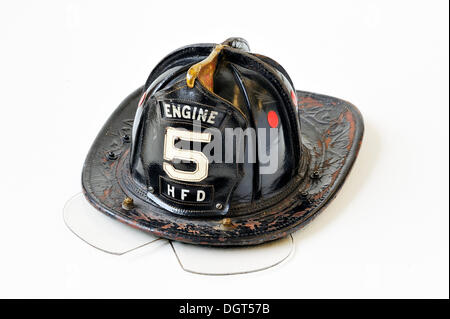 Casque de pompier américain en cuir avec une protection oculaire à charnière, 20e siècle, 'Le Feu et flamme, le service d'incendie à partir du Banque D'Images