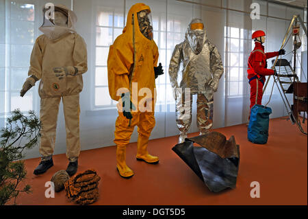 Divers vêtements de protection pour les pompiers, un insecte de vêtements protecteurs, une tenue de protection chimique avec un masque respiratoire, une Banque D'Images