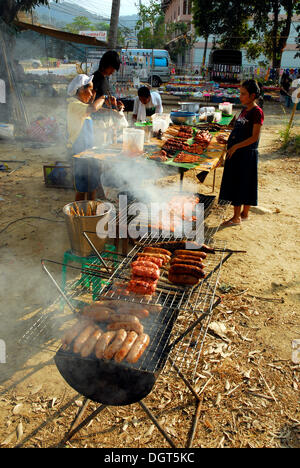 Barbecue Barbecue, des en-cas sur un marché à klong Prao Village, Koh Chang Island National Park, Mu Ko Chang, Trat, Golfe de Thaïlande Banque D'Images