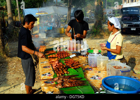 Barbecue Barbecue, des en-cas sur un marché à klong Prao Village, Koh Chang Island National Park, Mu Ko Chang, Trat, Golfe de Thaïlande Banque D'Images